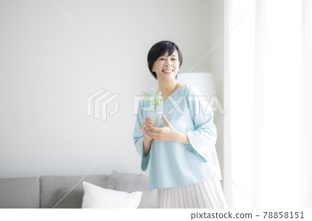 Living ladies 78858151