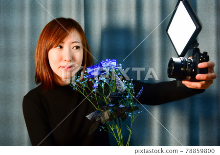 一個女人採取自我採取 78859800