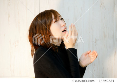 女人:快要打噴嚏和打哈欠了 女人:快要打噴嚏和打哈欠了 78860284