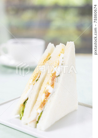 美味的火腿蛋三明治和熱咖啡 78860674