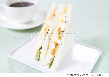 美味的火腿蛋三明治和熱咖啡 美味的火腿蛋三明治和熱咖啡 78860689