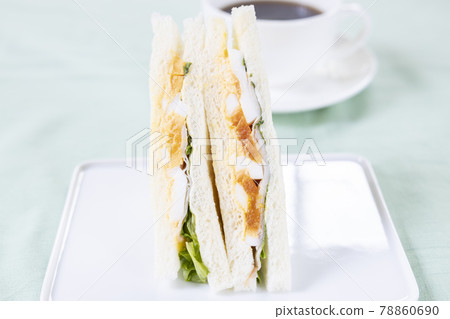 美味的火腿蛋三明治和熱咖啡 美味的火腿蛋三明治和熱咖啡 78860690