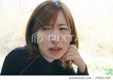 Image of a woman with a shocked and unpleasant face 78861180