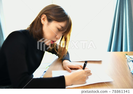 Woman: Image of signing a contract 78861341