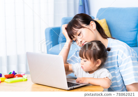 Mom who can't concentrate because she is disturbed by her daughter during telework 78862021