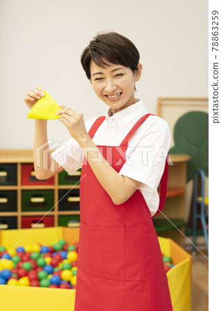 摺紙幼兒園老師女 78863259