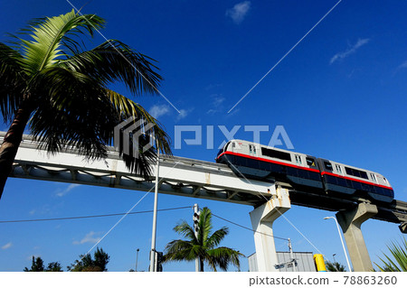 Okinawa Monorail Yui Rail 那霸機場站前行駛的車輛和鐵路的風景 78863260