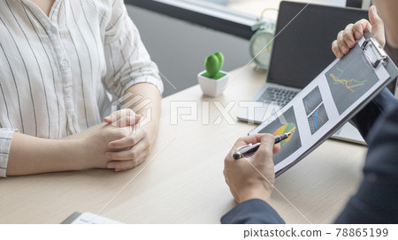 Brainstorm team, Marketers and financial accountants are discussing and analyzing charts to plan strategies to meet customer needs, Team meetings or business consulting. Brainstorm team, Marketers and financial accountants are discussing and analyzing charts to plan strategies to meet customer needs, Team meetings or business consulting. 78865199