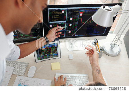 Traders Discussing Stock Market Trends 78865328