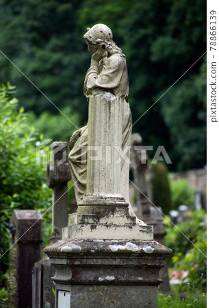 View of the virgin mary statue on tomb in a cemetery 78866139
