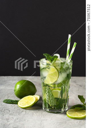 Refreshing summer mojito cocktail with ice cubes, fresh mint and lime. 78867812