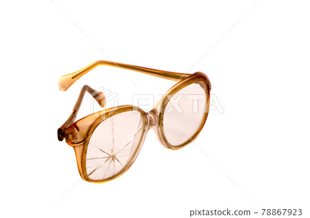 vintage and broken eyeglasses isolated on white 78867923