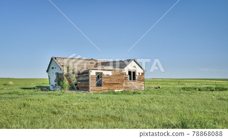old homestead on prairie 78868088