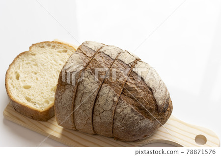 Cut French bread sprinkled with rye flour 78871576