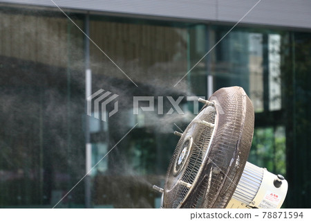 Fan that sprinkles mist, measures against heat stroke, summer scenery Fan that sprinkles mist, measures against heat stroke, summer scenery 78871594