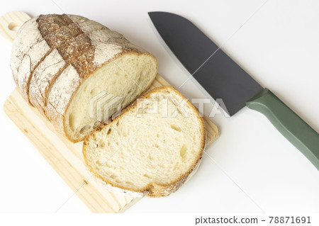 Cut French bread sprinkled with rye flour 78871691