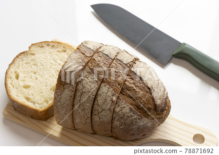 Cut French bread sprinkled with rye flour 78871692