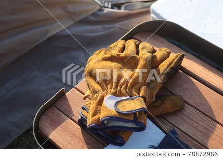 陽光下的皮手套/露營場景 78872986