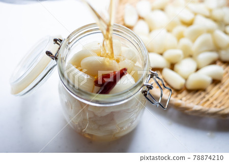 Making sweet and sour sauce of scallions 78874210