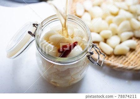 Making sweet and sour sauce of scallions 78874211