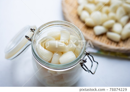 Making sweet and sour sauce of scallions 78874229