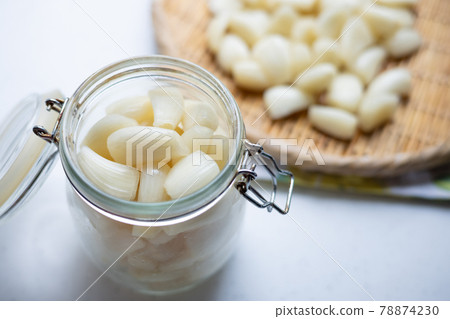 Making sweet and sour sauce of scallions 78874230