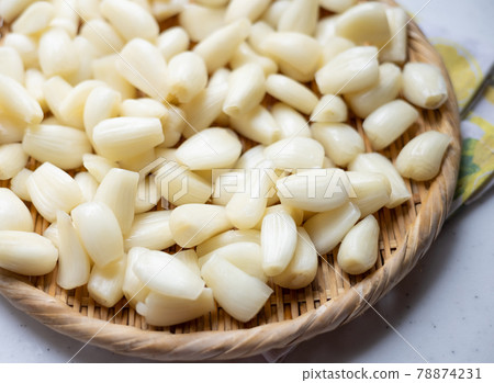 Cleanly peeled scallions 78874231