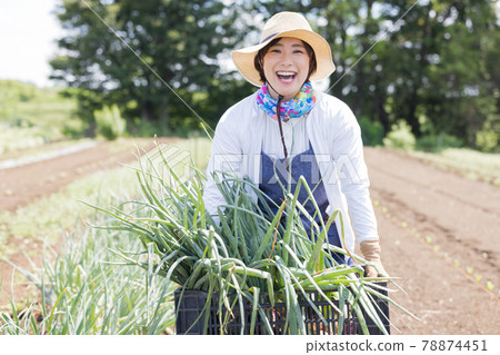 在外地工作的年輕女子 78874451