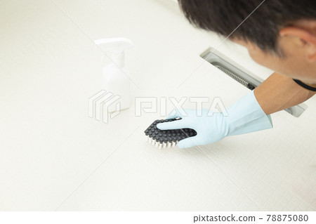 一個男人在刷浴缸的地板 一個男人在刷浴缸的地板 78875080