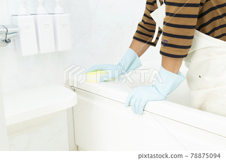 A man cleaning a bath 78875094