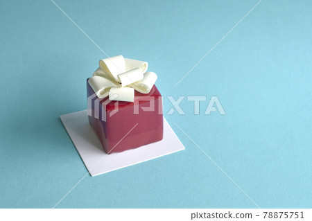 Gatou cake in the form and shape of gift box wrapped with ribbon. Gatou cake in the form and shape of gift box wrapped with ribbon. 78875751