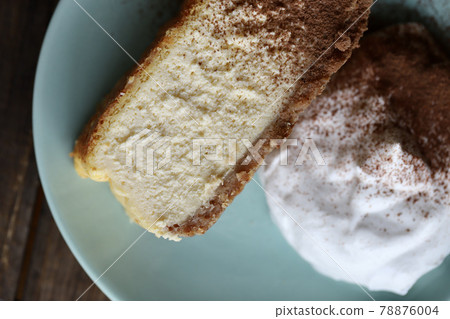 自製烤起司蛋糕,底部鋪有餅乾,內餡為奶油 自製烤起司蛋糕,底部鋪有餅乾,內餡為奶油 78876004