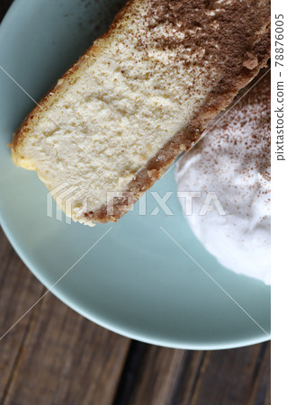 自製烤起司蛋糕,底部鋪有餅乾,內餡為奶油 自製烤起司蛋糕,底部鋪有餅乾,內餡為奶油 78876005