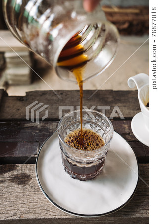 barista dripping coffee and slow coffee bar style 78877018