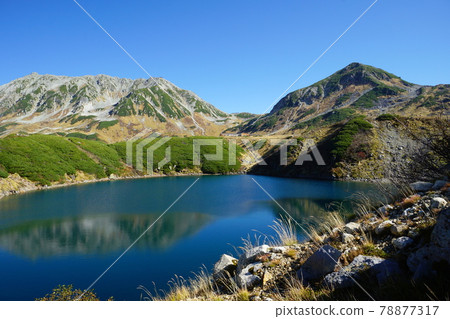 秋天的立山室堂禦栗池用秋葉上色 78877317