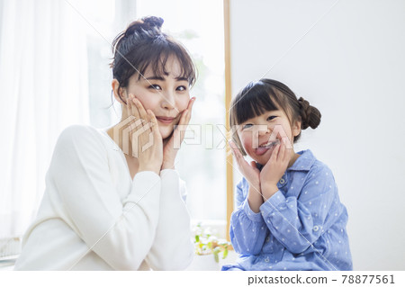 Smile parent and child Smile parent and child 78877561