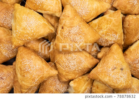 Baked samosas sprinkled with sesame seeds, top view 78878632