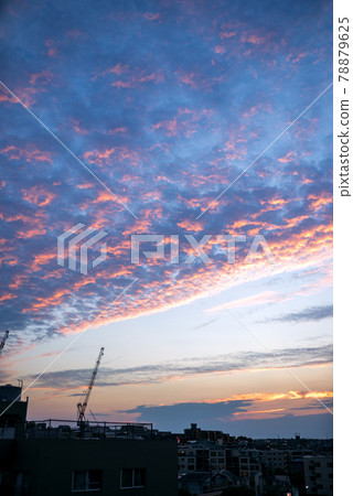 夏至晚上落日照亮的捲雲 夏至晚上落日照亮的捲雲 78879625