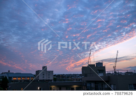 夏至晚上落日照亮的捲雲 夏至晚上落日照亮的捲雲 78879626
