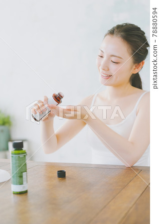 20多歲的基本化妝品和女性 78880594