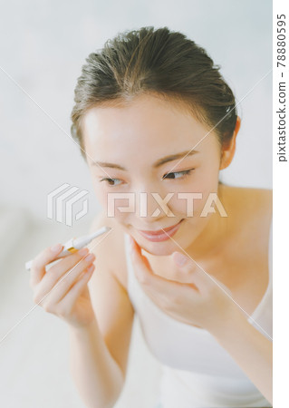 二十多歲的女性剃須 78880595