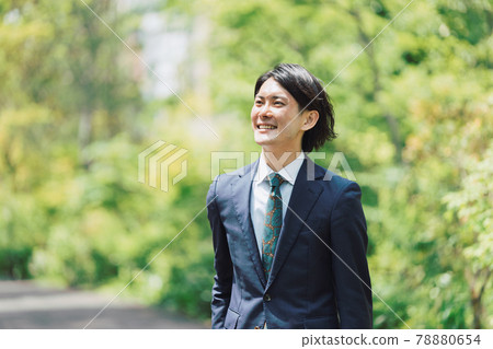 一個商人通勤和一個新綠男人的商業場景 78880654