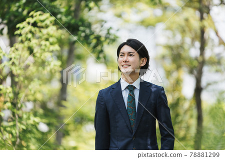 一個商人通勤和一個新綠男人的商業場景 一個商人通勤和一個新綠男人的商業場景 78881299