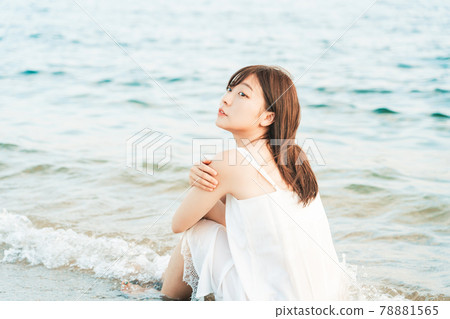 One-piece woman sitting on the beach 78881565