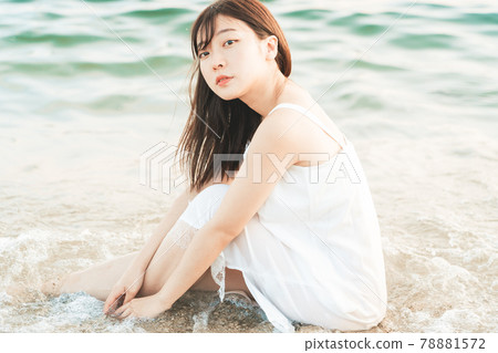 One-piece woman sitting on the beach 78881572