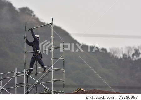 腳手架組裝工作在下雨天 腳手架組裝工作在下雨天 78886968
