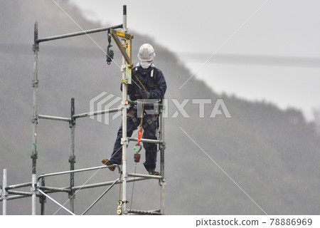 雨天腳手架組裝作業 安裝卸貨滑輪 雨天腳手架組裝作業 安裝卸貨滑輪 78886969
