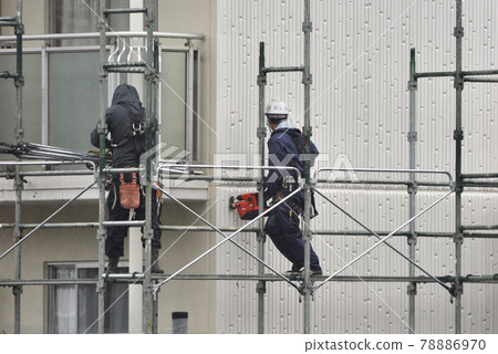 腳手架組裝工作在下雨天 腳手架組裝工作在下雨天 78886970