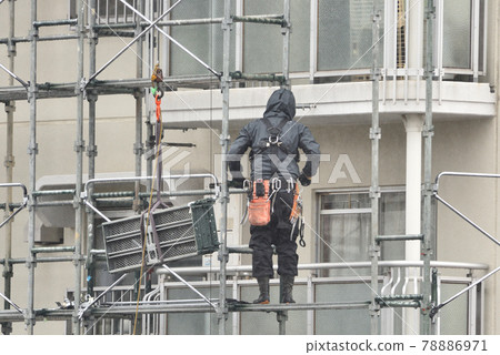 腳手架組裝工作在下雨天 腳手架組裝工作在下雨天 78886971