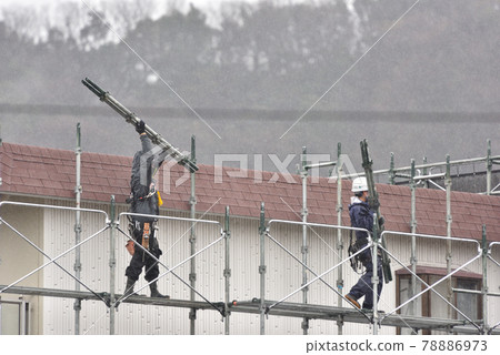 腳手架組裝工作在下雨天 腳手架組裝工作在下雨天 78886973